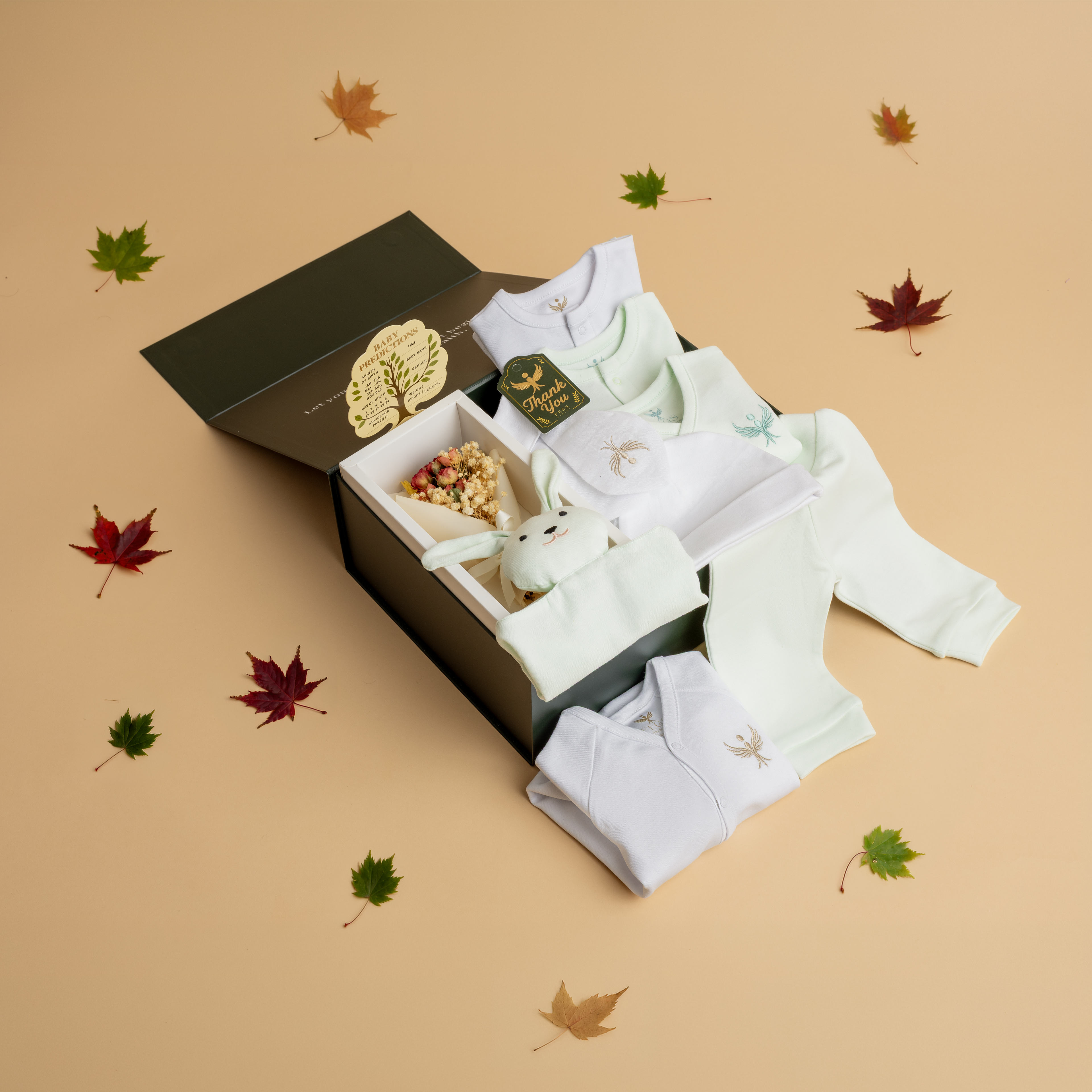 Luxury Newborn Organic Essentials Gift Box – Unisex 0-3 Months